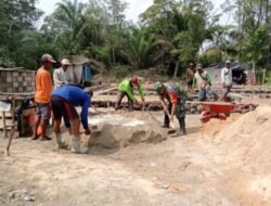 Bentuk Kepedulian Babinsa 426-05/PA, Terjun Langsung Bantu Pembuatan Rumah Warga