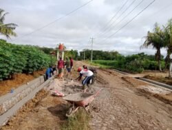 Bantu Warga Bangun Talud, Babinsa 426-05 PA, Semangat Gotong Royong