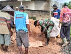 Babinsa Koramil 426-03/Rawajitu Melaksanakan Kegiatan Gotong Royong Penimbunan Jalan Bersama Masyarakat Wono Agung