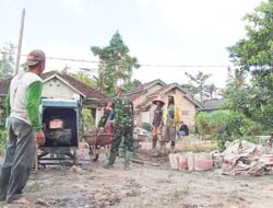 Mempermudah Angkut Hasil Pertanian Babinsa Koramil 426-03 Rawajitu Bantu Warga Pengecoran Jalan Usaha Tani