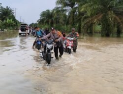 Babinsa Mesuji Bahu Membahu Membantu Warga Korban Banjir