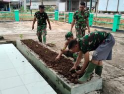 Ide Kreatif Manfaatkan Lahan Sempit Babinsa Koramil 426-03 Rawajitu, Tanam Cabe Dengan Media Polybag