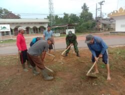 Wujudkan Lingkungan Bersih, Babinsa Koramil 426-05/PA Gotong Royong Pembersihan Di Pinggir Jalan Raya