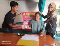 Kepalou Tiyuh sumber jaya melakukan pembagian honorium.