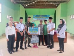 Kepala Kampung Astra ksetra menyalurkan Bantuan Langsung Tunai Dana Desa (BLT-DD) Ke 31 (KPM) Tahun Anggaran 2025