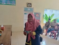pemerintah kampung salurkan dana insentif ke guru ngaji dan marbut.umat kristiani dan seni Tari