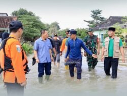 Bupati Tulang Bawang Drs Hi.Qudratul Ikhwan MM Tinjau Lokasi Banjir dan Salurkan Bantuan untuk Warga Terdampak