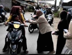 MTs Nurul HudaPringsewuBagi bagi Takjil gratis Kepada Pengguna jalan