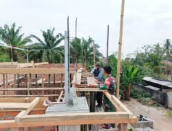 Babinsa 426-05 PA, Bersama Masyarakat Gotong Royong Bantu Warga Bangun Rumah