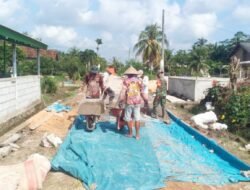 Babinsa 426-03 Rawajitu Bersama Warga Pengecoran Rabat Beton Jalan Setapak
