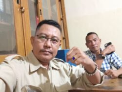 TULANG BAWANG_ Menindaklanjuti surat yang di layangkan kedua kalinya oleh Ketua LSM LIR,”Junaidi Ar, dan Sekertaris ALPBD Lampung,”Peri Yadi dan Team lainnya di dinas kesehatan kabupaten Tulangbawang Provinsilampung belum membuahkan tanggapan dari kepala dinas setempat, Selasa 20 mei 2025. Surat tersebut bertujuan untuk meminta tanggapan kelarifikasi Lembaga Investigasi Rakyat (LSM LIR) dan Aliansi Lembaga Pers Bangun Daerah (ALPBD) Lampung,sehubungan Kadis,”Fatoni dan Sekertaris nya,”Arisandi, susah di temui di kantor kerjanya; Junaidi Ar, didampingi team ALPBD mengatakan,kami senin pagi, 19 mei 2025 sekitar pukul 9,30 Wib. Menyambangi dinas kesehatan kabupaten tulangbawang untuk bertemu kepala dinas,” Fatoni, saat ia ada di ruang kerjanya yang sedang rapat dengan 14 pegawai kesehatan yang baru menerima Surat Keputusan (SK) Pegawai Negeri Sipil (PNS) bidang kesehatan di beberapa Puskesmas yang ada di 15 kecamatan se-kabupaten Tulangbawang. Setelah usai kepala dinas rapat, Junaidi meminta izin dengan Kasubag Umum dan kepegawaian dinas kesehatan,”HM) untuk di sampaikan bahwa team kami akan bertemu dengan Kadis,namun setelah Kasubag keluar dari ruang,”Fatoni, ia mengarahkan untuk bertemu dengan Sekertaris dinas kesehatan, Arisandi; Namun di hubungi melalui Hanpon WhatsApp,”Arisandi hanya di baca tapi tidak di jawab atau di balas, kami sebagai Masyarakat dan didampingi rekan media partner ALPBD Lampung sangat menyesalkan sikap Sekertaris seperti itu, kalau tidak mau pusing jangan jadi pejabat publik dan jangan berindikasi dugaan kolusi, korupsi dan nipotisme (KKN) terhadap anggaran dinas kesehatan kabupaten Tulangbawang; Jangan sok jual kehebatan, bahkan yang tadinya menjelek-jelekkan pencalonan Qodam, bahwa ia tidak mau mendukung, dan menyanjung -nyanjungi Bunda Winarti mantan Bupati Tulangbawang, karena memiliki royalitas terhadap dirinya, bahkan menurut berbagai informasi bahwa dirinya (Arisandi) akan mendapatkan kedudukan di Dinkes setempat sebagai Kadis tegas Junaidi kepada media partner, Benarkah ?….. SEBELUMNYA DI BERITAKAN DENGAN JUDUL !!! Diduga Mar’up dan Fiktif Hingga Pungli, LSM LIR dan ALPBD Lampung Minta Komitmen KPK-RI dan BPK-RI Periksa Anggaran Dinas Kesehatan Tulang Bawang. Tahun 2024.  TULANG BAWANG, LAMPUNG_Dengan Komitmen Komisi Pemberantasan Korupsi Republik Indonesia (KPK-RI) yang siap menindak lanjuti surat rekomendasi dari Badan Pemeriksaan Keuangan Republik Indonesia (BPK-RI) hasil pemeriksaan keuangan pemerintah daerah kabupaten/kota yang telah di sepakati bersama di gedung merah putih pada tanggal 24 Januari 2025 yang lalu.  Ketua Lembaga Investigasi Rakyat (LSM-LIR) dan Pengurus Aliansi Lembaga Pers Bangun Daerah (ALPBD) Lampung siap mendukung atas komitmen (KPK-RI) dan (BPK-RI) tersebut. Berdasarkan penyelusuran LSM-LIR dan ALPBD Lampung, anggaran yang di kelola oleh kepala dinas kesehatan kabupaten  Tulangbawang beserta jajarannya pada tahun anggaran 2024 diduga terindikasi mar’up dan fiktif hingga pungutan liar (Pungli) Baik JKN maupun dana (BOK) halini sangat perlu di usut tuntas oleh pihak yang berwenang wabilkhusus (KPK-RI) dan (BPK-RI)  Disampaikan Ketua LSM-LIR,”Junaidi AR, di dampingi sejumlah pengurus ALPBD Lampung di kantor kerjanya Minggu 18 mei 2025, ia mengatakan. Kami telah melayangkan surat ke-Kepala dinas kesehatan kabupaten Tulangbawang dalam halnya klarifikasi terkait pelaksanaan anggaran tahun 2024 sebanyak dua kali, dengan nomor surat pertama :016/LSM-LIR ALPBD/LPG/ IV/2025 dengan tujukan Klarifikasi dan Konfirmasi Pelaksanaan Anggaran APBD/APBD-P Tahun Anggaran 2024. Dan surat kedua :118/LSM-LIR-ALPBD/LPG /V/2025 dengan perihal yang sama;  Namun sepertinya dua surat tersebut kami duga di boikot oleh sekertaris dinas Kesehatan Tulangbawang berinisial (AS) tidak di sampaikannya kepada kepala dinas inisial (FN).Kenapa saya sampaikan halini kepada media partner ALPBD Lampung, setiap team kita menanyakan tindaklanjut dua surat itu di staf sekertaris, mereka mengatakan masih di ruangan Sekertaris Dinas Kesehatan Tulangbawang;  Dengan seakan kesan, kepala dinas kesehatan terpojok masalah, sehingga sekertaris tersebut menari dalam penderitaan orang lain, dan atau kami duga didalam surat yang kami layangkan itu ada permainan sekertaris dinas kesehatan tuba di 20 Puskesmas, 15 kecamatan se-kabupaten Tulangbawang, tegas Junaidi AR.  Junaidi AR menambahkan, adapun anggaran yang diperuntukan bidang kesehatan tahun anggaran 2024 sebagai berikut :  Penyediaan administrasi pelaksanaan Tugas (ASN) dengan pagu anggaran sebesar Rp.1.644.XXX. Gaji tenaga honorer   Pengelolaan jaminan kesehatan masyarakat dengan pagu anggaran sebesar Rp.28.203.XXX. Operasional pelayanan puskesmas dengan Pagu anggaran sebesar Rp.17.928.XXX.  Pengelolaan sistem informasi kesehatan dinas kesehatan dan puskesmas se-kabupaten Tulangbawang tahun anggaran 2024 dengan Pagu Anggaran Sebesar Rp.1.296.XXX. Peningkatan kompetensi teknis sumber daya manusia kesehatan tingkat daerah kabupaten Tulangbawang dengan pagu anggaran sebesar Rp.2.747.XXX. Bantuan transportasi bidan kordinator sebanyak 20 Orang. Bidan Kampung Sebanyak 151 Orang. Perawat Kampung 151 Orang. Tenaga Pengelola Gizi Puskesmas Sebanyak 20 Orang. Serta Kader Kesehatan 1611 Orang,  Sampai Berita Ini di Tayangkan, Kepala Dinas Kesehatan dan Sekertaris Nya Belum Dapat di Temui di Kantor Kerjanya ???  (Team Media Partner ALPBD Lampung)