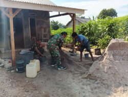Bersama Warga, Babinsa Koramil 426-02/Menggala Gotong Royong Membangun Rumah