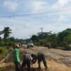 Babinsa 426-02 Menggala, Gotong Royong Bersama Warga Bersihkan Selokan