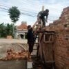 Babinsa Koramil 426-01/SP Bantu Warga Bangun Rumah di Mesuji Timur