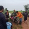 Babinsa 426-03 Rawajitu Bersama PPL dan Petani Gropyokan Hama Tikus di Rawajitu Selatan