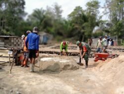 Sinergi TNI dan Rakyat Babinsa Koramil 426-05/PA Bantu Bangun Rumah Warga di Gedung Aji
