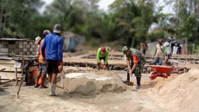 Sinergi TNI dan Rakyat Babinsa Koramil 426-05/PA Bantu Bangun Rumah Warga di Gedung Aji