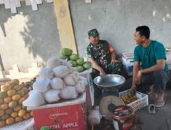 Babinsa Ujung Gunung Laksanakan Monitoring dan Berikan Himbauan kepada Penjual Buah