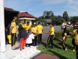 Polres Tulang Bawang Gelar Aksi Humanis: Baglog Bagikan Minyak Goreng Kepada Seluruh Personel